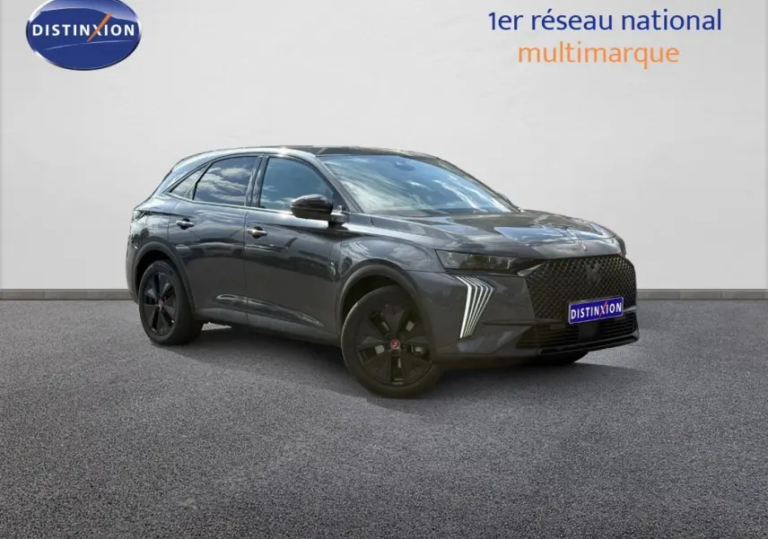 DS7 E-TENSE gris titane en 3/4 avant droit, avec jantes noires et feux LED distinctifs allumés.