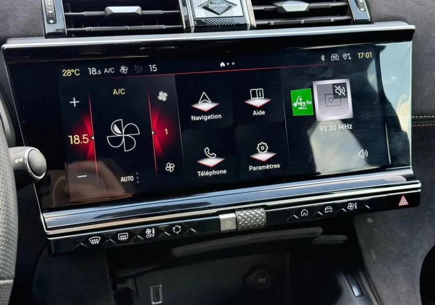 Vue rapprochée de l'écran tactile central du DS7 E-TENSE 225ch gris Titane, affichant la climatisation et la navigation.