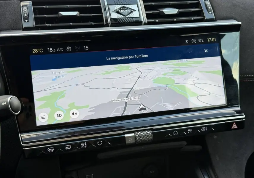 Écran tactile central du DS7 E-TENSE 2024 montrant la navigation TomTom avec commandes climatisation en dessous.
