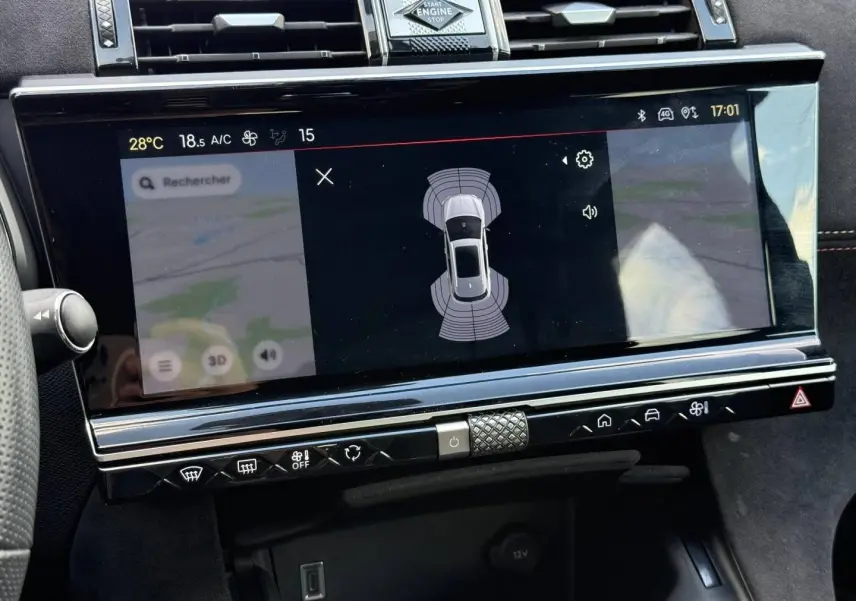 Gros plan sur l'écran tactile central du DS7 E-TENSE 225ch gris Titane, affichant l'aide au stationnement.