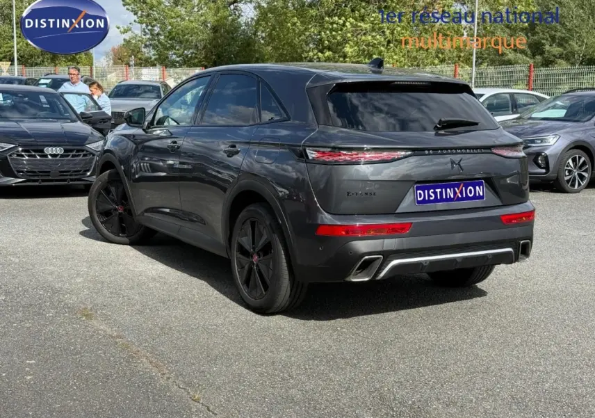DS7 E-TENSE 225ch gris Titane vue 3/4 arrière droit, feux LED et jantes noires distinctives visibles.