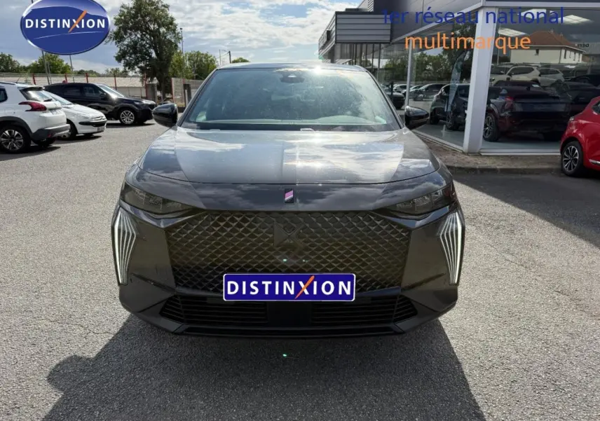 Vue frontale d'un DS7 E-TENSE 225ch Performance Line + gris titane avec calandre distinctive et feux LED verticaux.