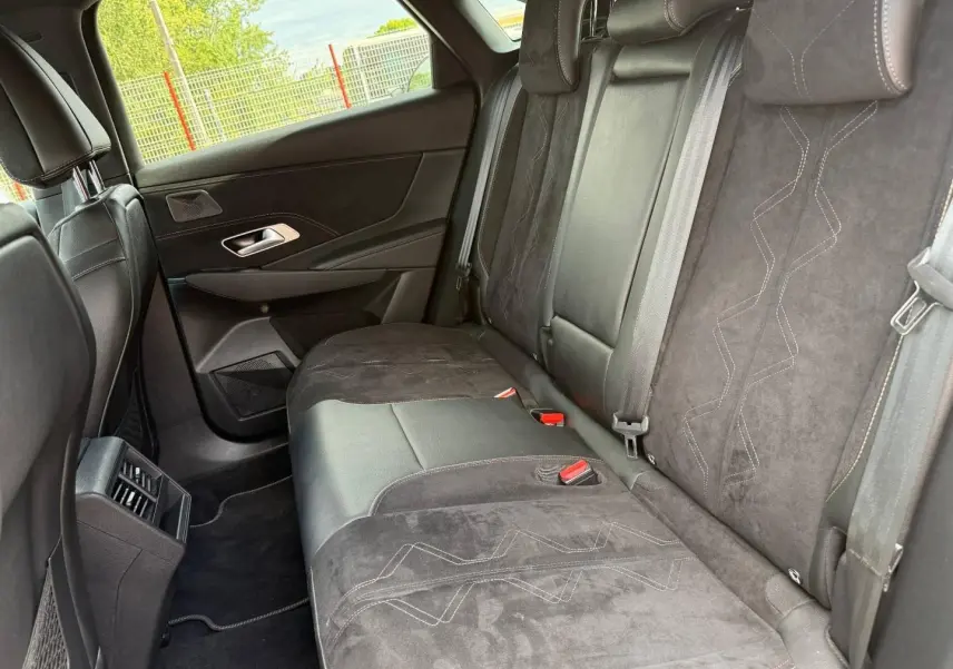 Vue côté droit de la banquette arrière en Alcantara noir profond du DS7 E-TENSE 225ch gris Titane 2024.