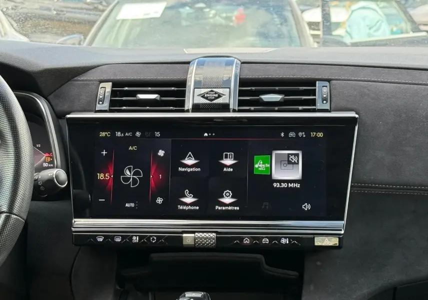 Vue intérieure centrée sur l’écran tactile multifonction et la console centrale noire du DS7 E-TENSE 2024.