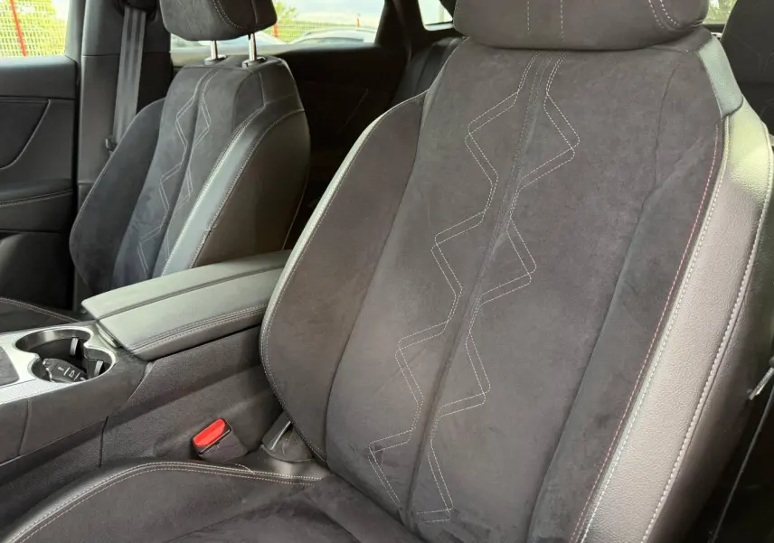 Gros plan sur les sièges avant en Alcantara noir profond avec surpiqûres contrastées du DS7 E-TENSE 2024.
