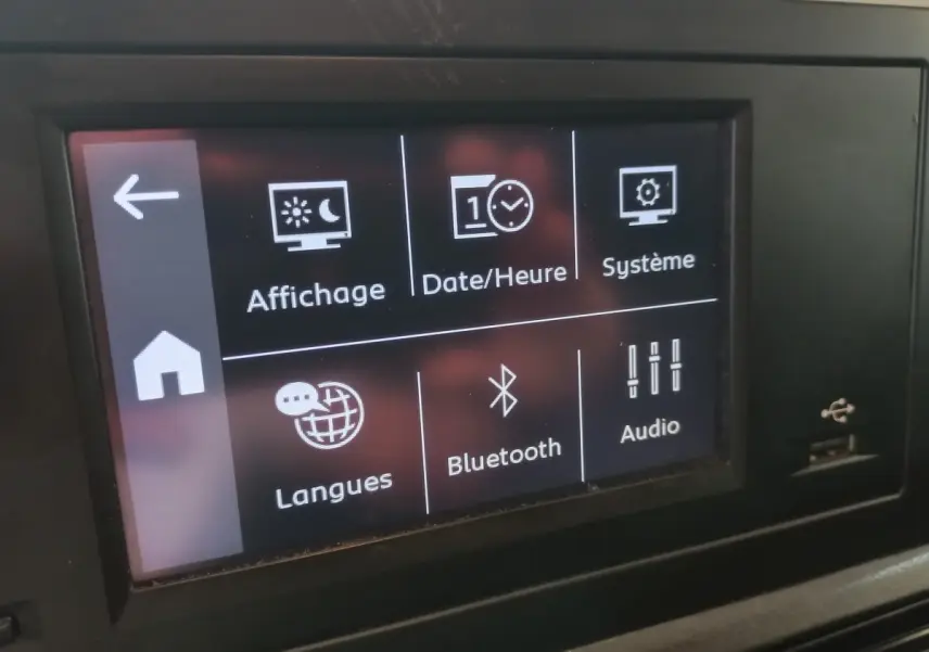 Écran tactile central du Peugeot Partner blanc, affichant les options de réglages Bluetooth et audio.