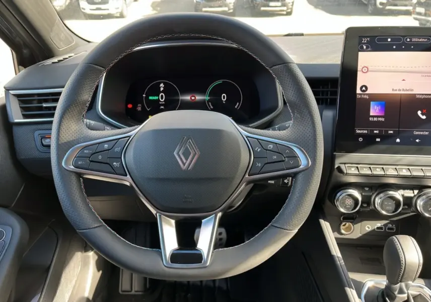 Vue intérieure centrée sur le volant de la Renault Clio V E-Tech 145 Esprit Alpine 2025, avec tableau de bord numérique et écran tactile.