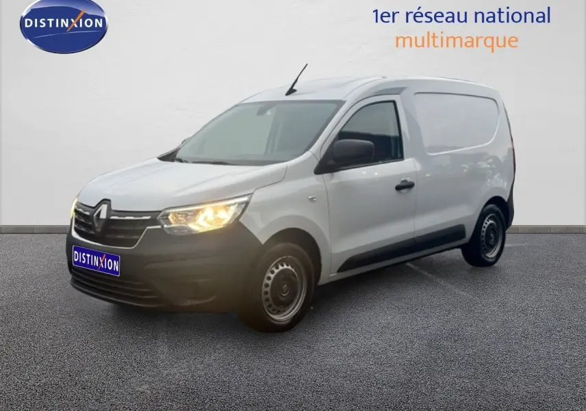 Renault Express Van blanc glacier vu en 3/4 avant droit avec phare allumé et jantes acier noires.