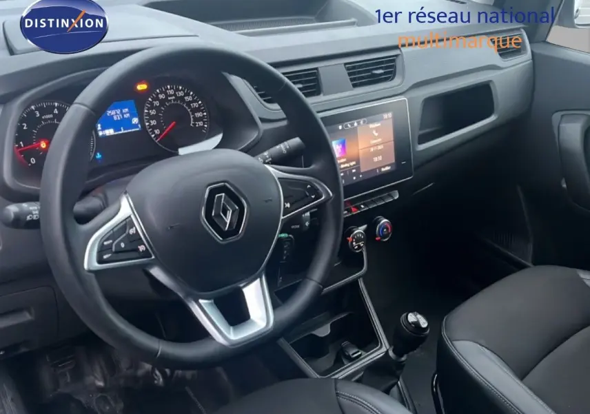 Intérieur noir du Renault Express Van 2023, vue du poste de conduite avec volant multifonction et tableau de bord digital.