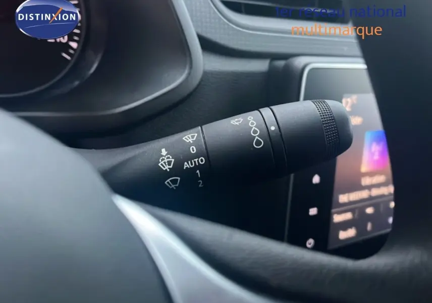 Gros plan sur la commande d'essuie-glace à gauche du volant du Renault Express Van blanc glacier 2023.