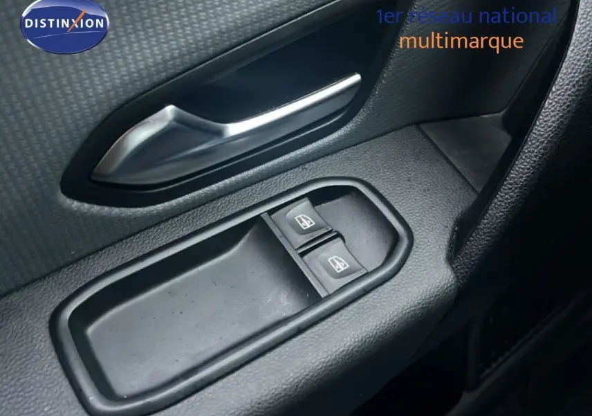 Gros plan sur la commande des vitres électriques côté gauche de la porte intérieure noire du Renault Express Van blanc glacier 2023