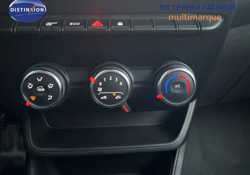 Commandes de climatisation manuelle avec trois molettes sur le tableau de bord du Renault Express Van blanc glacier 2023.