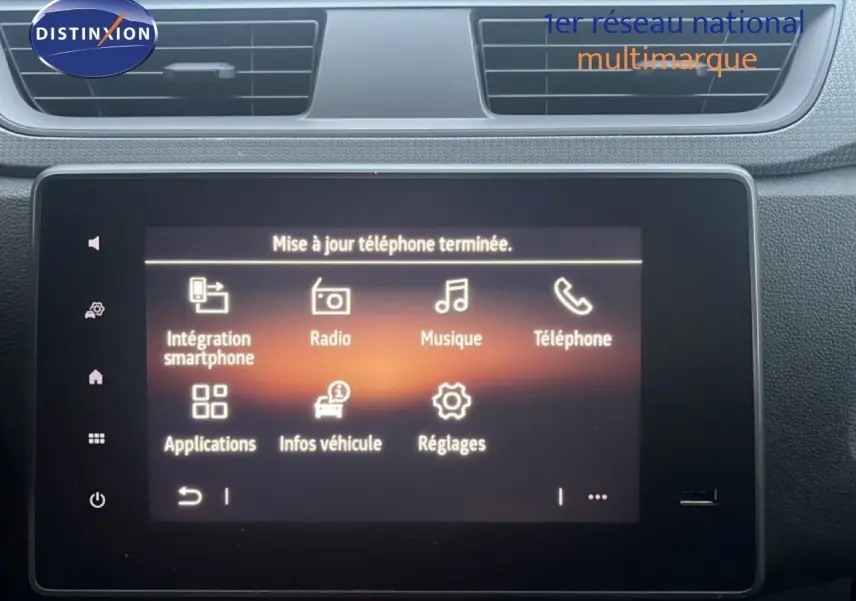 Écran tactile central du tableau de bord du Renault Express Van blanc glacier 2023, affichant le menu multimédia.