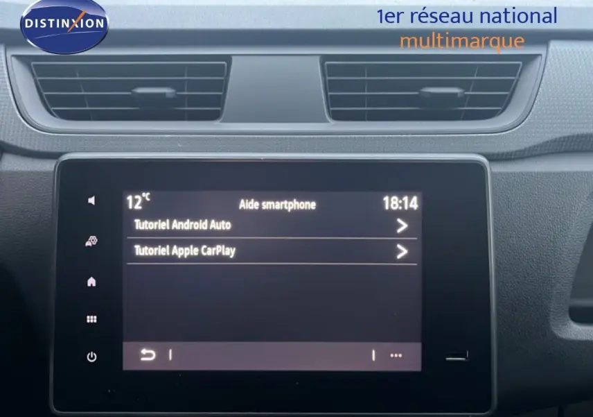 Vue rapprochée de l'écran tactile du tableau de bord du Renault Express Van blanc glacier 2023 affichant les tutoriels Android Auto et Apple CarPlay.