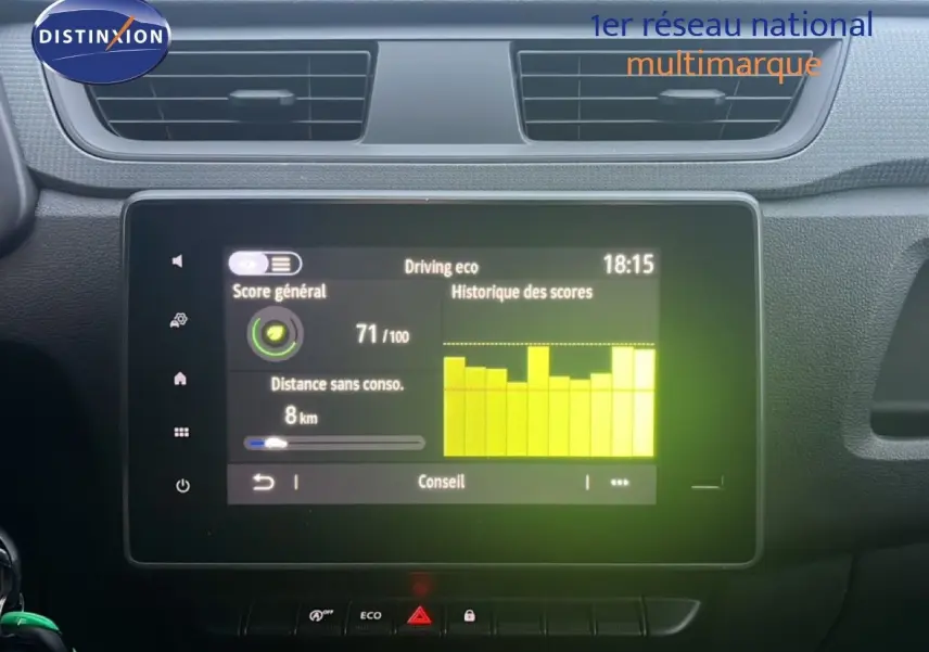 Écran central du tableau de bord du Renault Express Van 2023 montrant l'historique de scores de conduite éco.
