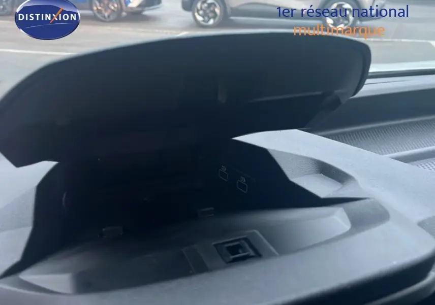 Rangement ouvert sur le tableau de bord du Renault Express Van blanc glacier, avec ports USB visibles à l'intérieur.