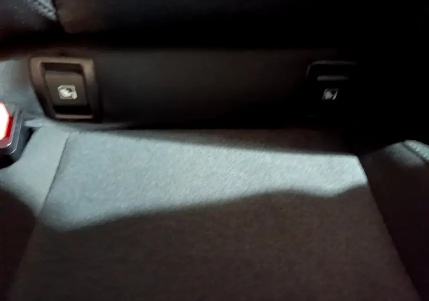 Détail du plancher arrière gris foncé de la Renault Clio Equilibre TCe 90 avec deux commandes de sièges rabattables.