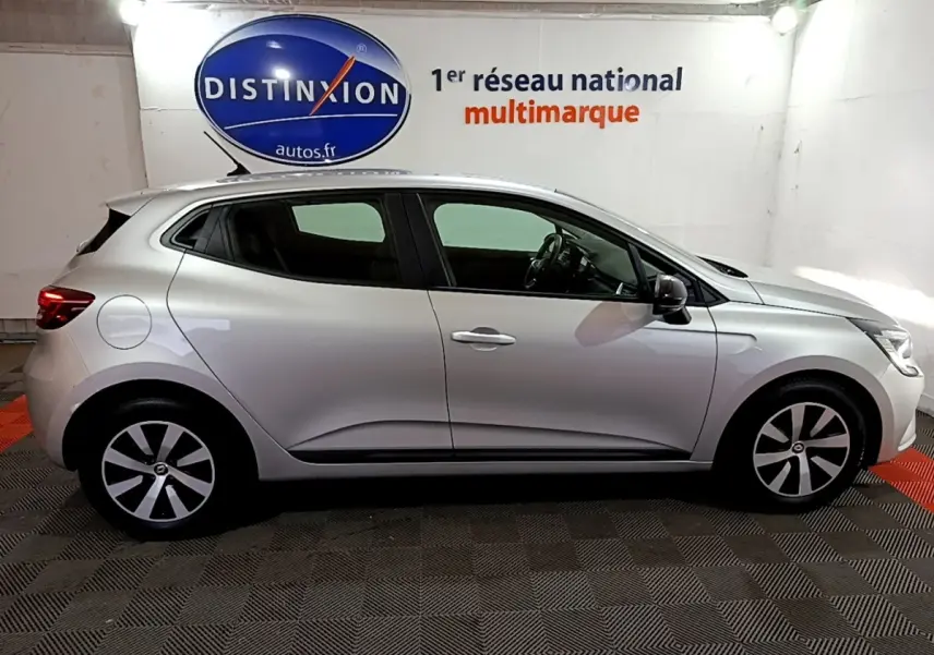 Profil droit d'une Renault Clio Equilibre TCe 90 gris clair 2023, avec jantes alliage et feux arrière LED visibles.