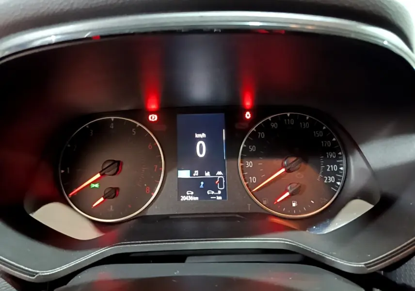 Vue rapprochée du combiné d'instruments de la Renault Clio 2023, affichage digital au centre et compteurs analogiques.