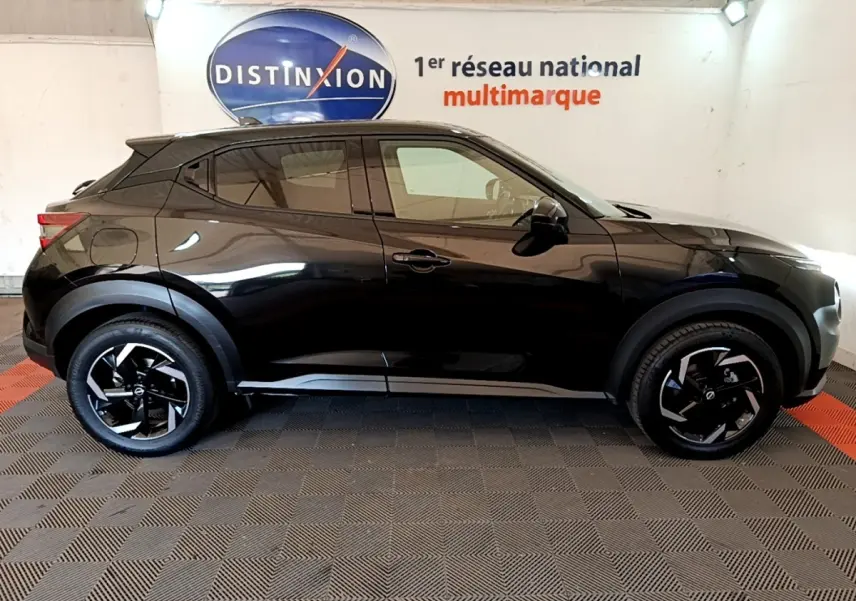 Profil côté gauche du Nissan Juke DIG-T 114 DCT noir 2022 avec jantes noires et détails de carrosserie noirs.