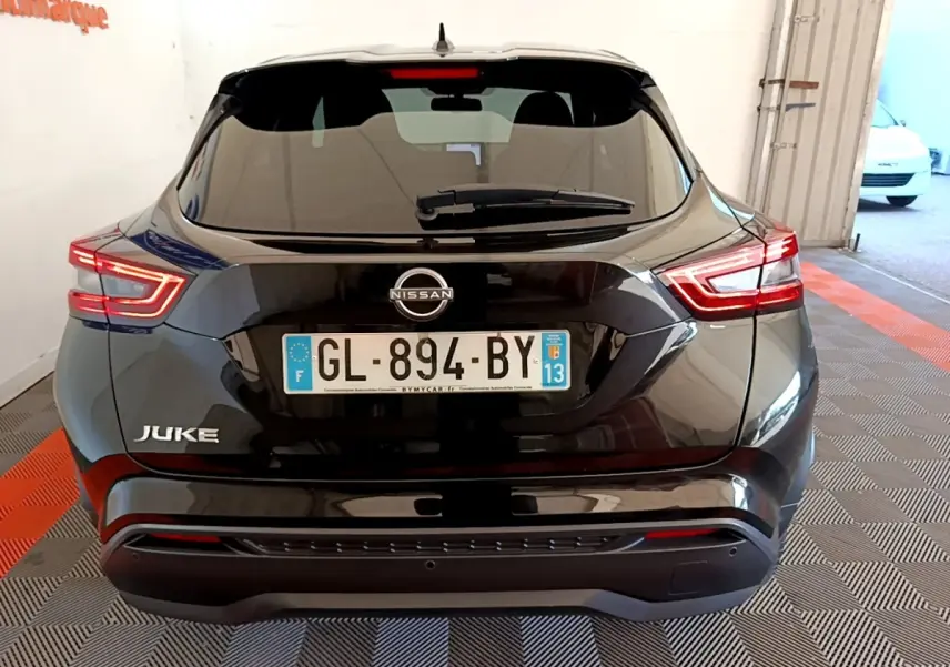 Vue arrière d'un Nissan Juke noir 2022 avec feux LED allumés et plaque d'immatriculation française visible.