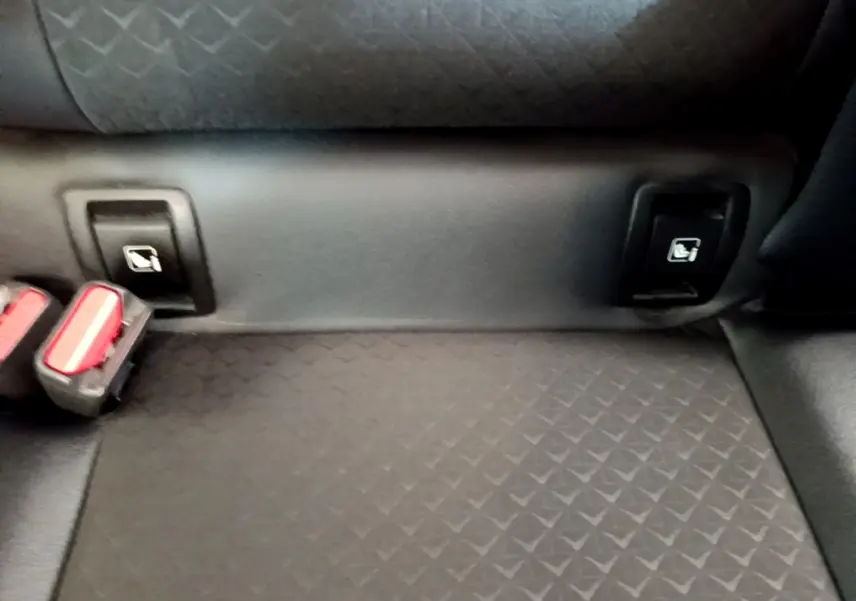 Détail des attaches Isofix sur la banquette arrière noire du Nissan Juke DIG-T 114 DCT 2022.