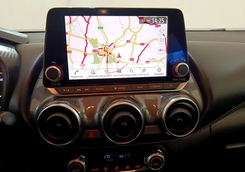 Vue rapprochée de l’écran tactile central du tableau de bord du Nissan Juke DIG-T 114 DCT 2022, affichant la navigation.