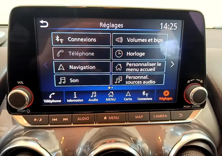 Écran tactile central du tableau de bord du Nissan Juke 2022 affichant le menu Réglages en intérieur.