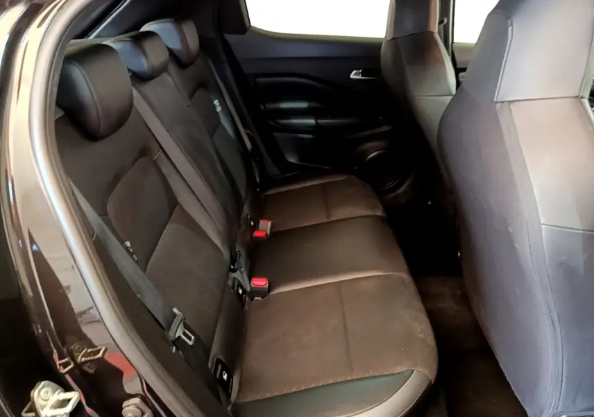 Vue intérieure côté gauche montrant la banquette arrière noire du Nissan Juke DIG-T 114 DCT 2022.