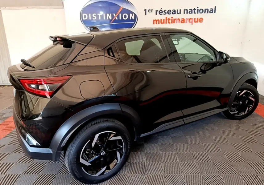 Vue 3/4 arrière droite du Nissan Juke noir 2022 avec jantes noires et feux arrière LED distinctifs.