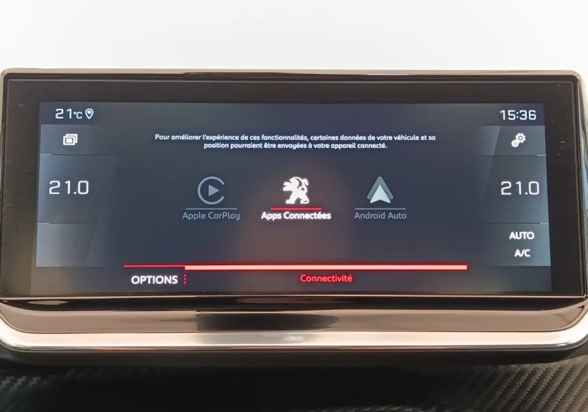 Écran tactile central de 10 pouces affichant Apple CarPlay et Android Auto dans une Peugeot 208 blanche.