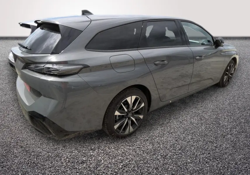 Peugeot 308 Hybrid gris foncé vue 3/4 arrière droit, avec vitres teintées et jantes alliage noires.