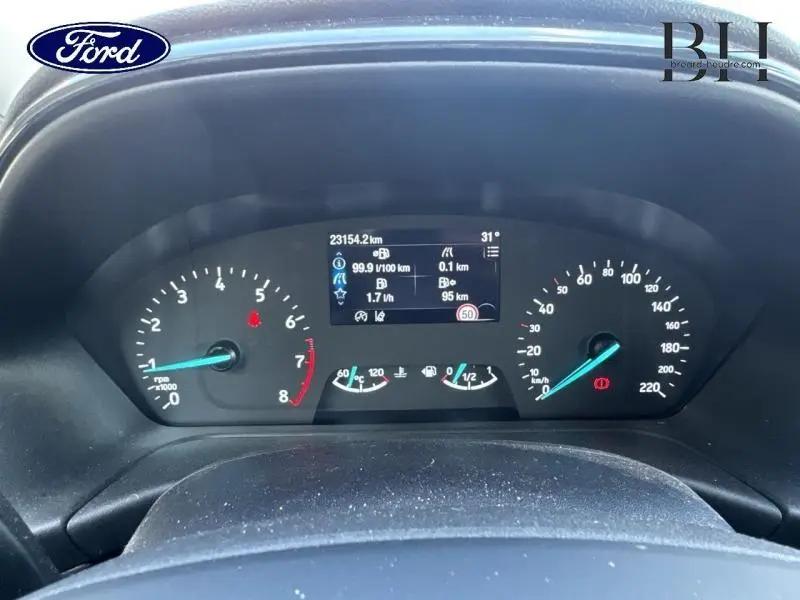 Tableau de bord de Ford Puma 2024 montrant compte-tours, vitesse, jauges et écran multifonction central lumineux.