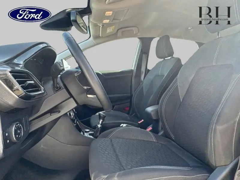 Vue intérieure côté conducteur du Ford Puma 2024, sièges tissu noir Kasbah avec volant multifonction et boîte manuelle.