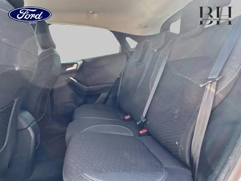 Vue intérieure arrière du Ford Puma 2024, sièges tissu noir Kasbah avec ceintures de sécurité visibles.