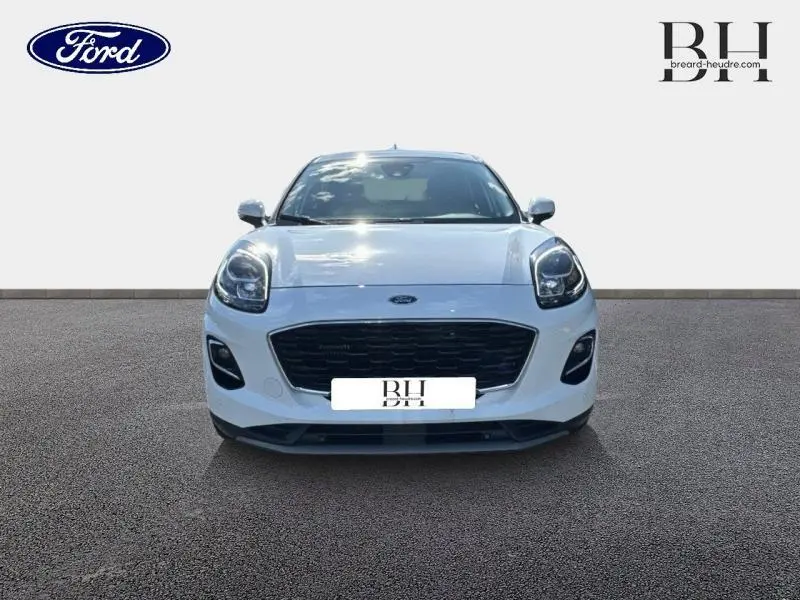 Vue frontale d'une Ford Puma blanc glacier 2024 avec calandre noire et phares LED arrondis.