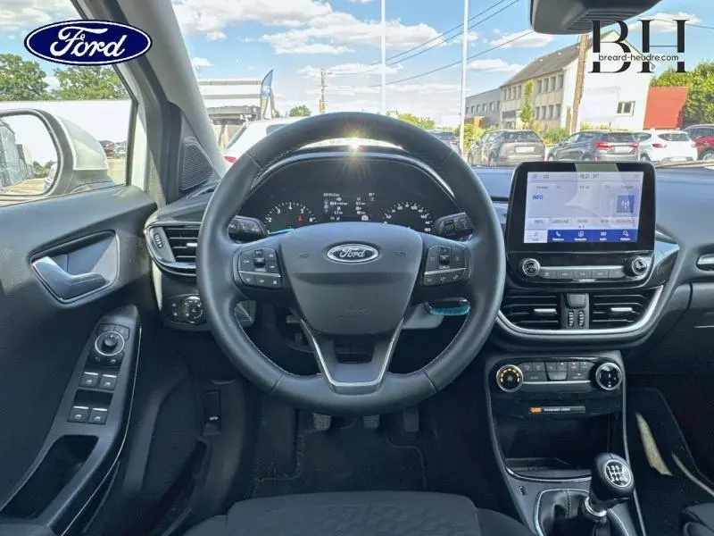 Vue intérieure du tableau de bord et volant multifonction du Ford Puma 2024, avec écran tactile et levier de vitesses manuel.