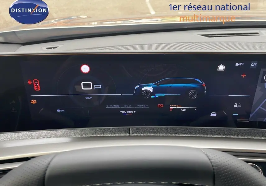 Tableau de bord numérique du Peugeot 5008 Hybrid 2025 montrant un profil latéral bleu du véhicule et les informations de conduite.