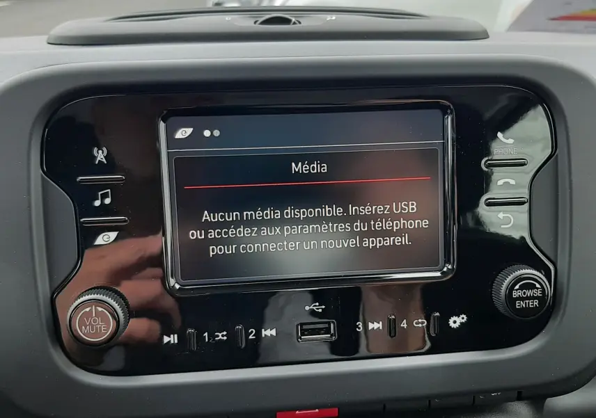 Écran multimédia central de la Fiat Panda blanc Gelato 2025 affichant un message d'absence de média connecté.