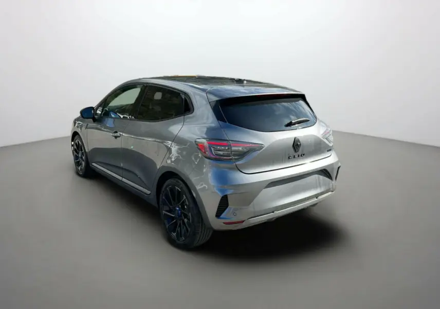 Renault Clio V E-Tech 145 Esprit Alpine gris schiste vue 3/4 arrière droit avec jantes noires distinctives.