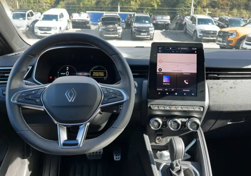 Vue intérieure du tableau de bord et volant de la Renault Clio V E-TECH 145 Esprit Alpine 2025 en gris schiste, avec écran tactile central.