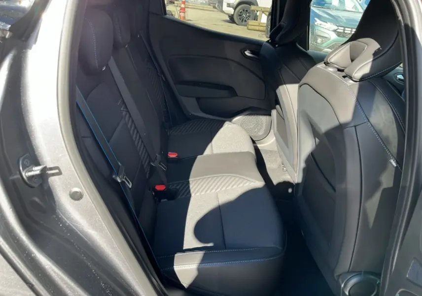 Vue intérieure côté gauche des sièges arrière en tissu et cuir noir avec surpiqûres bleues d'une Renault Clio V E-Tech 145 Esprit Alpine gris schiste 2025.