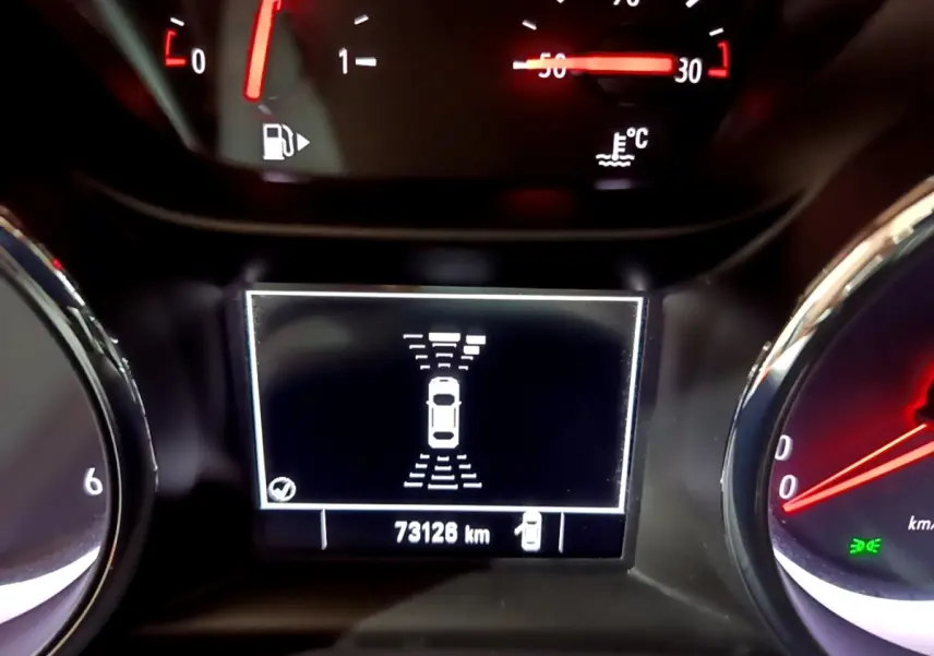 Vue rapprochée du tableau de bord de l’Opel Insignia 2019, affichage digital avec indicateur de distance et compteur kilométrique.