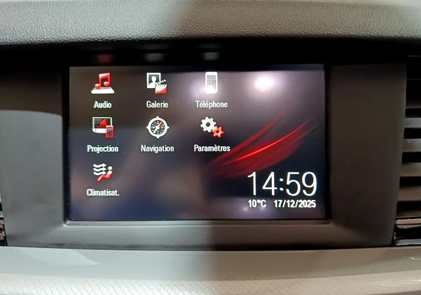 Écran tactile central de l’Opel Insignia 2019 affichant les menus audio, navigation et climatisation.