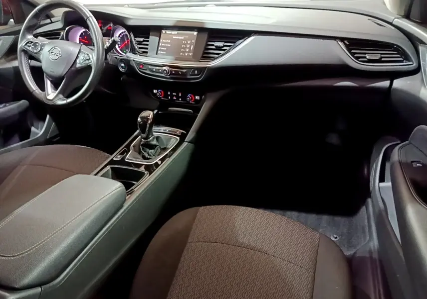 Intérieur Opel Insignia 2019 vu côté passager, tableau de bord moderne avec écran tactile et levier de vitesse manuel.
