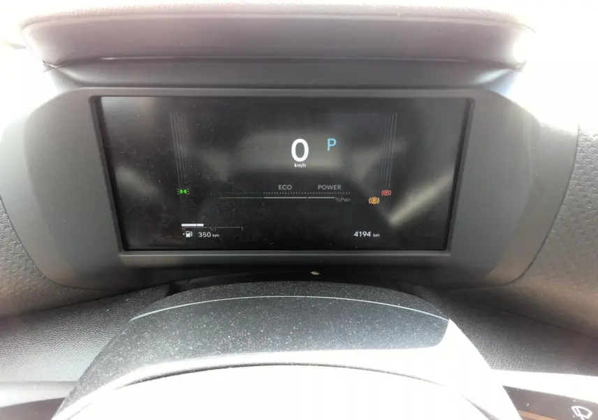 Vue rapprochée du tableau de bord numérique de la Citroën C4 Hybrid 145 e-DSC6 Max affichant la vitesse à 0 km/h.