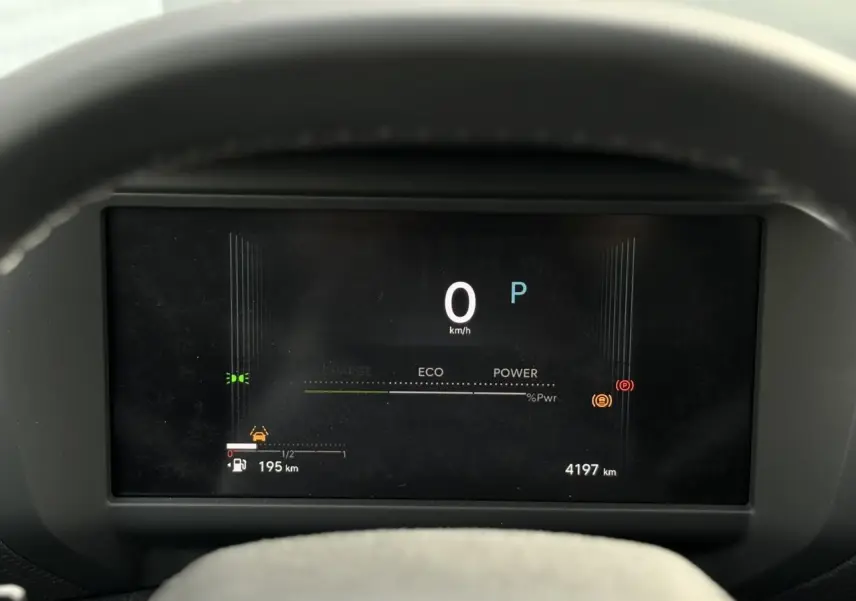 Vue rapprochée du compteur numérique TFT de la Citroën C4 Hybrid 145 gris Mercury, affichant 0 km/h et 195 km d'autonomie.