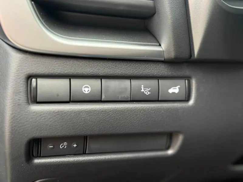 Gros plan sur les boutons de commande intérieurs du Nissan Qashqai Hybrid e-POWER 2025, finition N-Connecta.