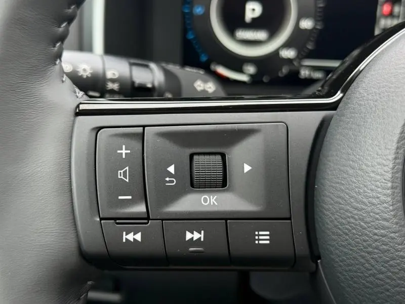 Gros plan sur les commandes multifonctions au volant du Nissan Qashqai Hybrid e-POWER 2025, finition N-Connecta.