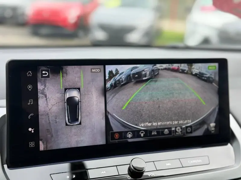 Écran intérieur du Nissan Qashqai Hybrid e-POWER 2025 montrant la vue caméra 360° et recul avec lignes de guidage.